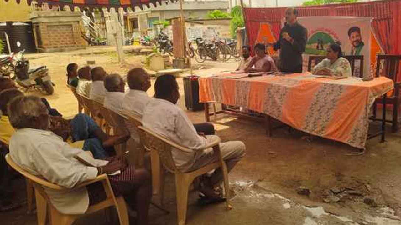 Crop rotation | రైతులు పంట మార్పిడి విధానం చేపట్టాలి : వ్యవసాయ శాస్త్రవేత్త ఉమారెడ్డి