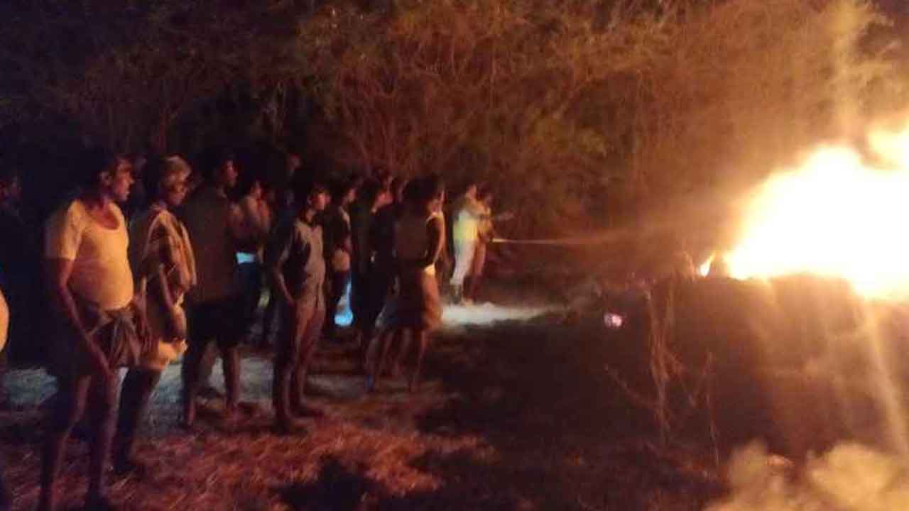 Gadwala | ప్రాగటూరులో అర్ధరాత్రి18 గడ్డివాములు దగ్ధం.. భారీగా నష్టపోయిన రైతులు