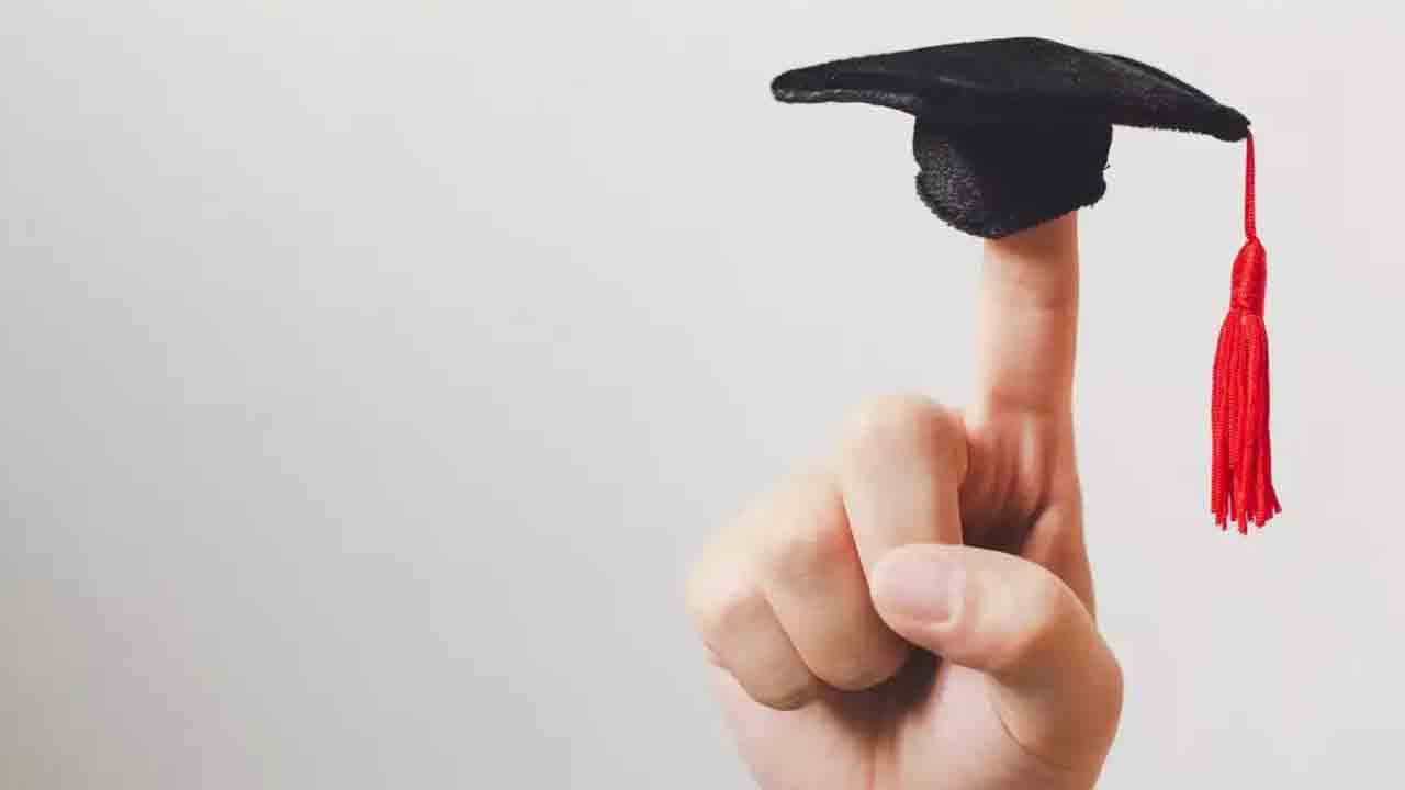 IIT Upskilling Course | ఐఐటీ అప్‌స్కిల్లింగ్‌ కోర్సులకు వర్కింగ్‌ ప్రొఫెషనల్స్‌ క్యూ