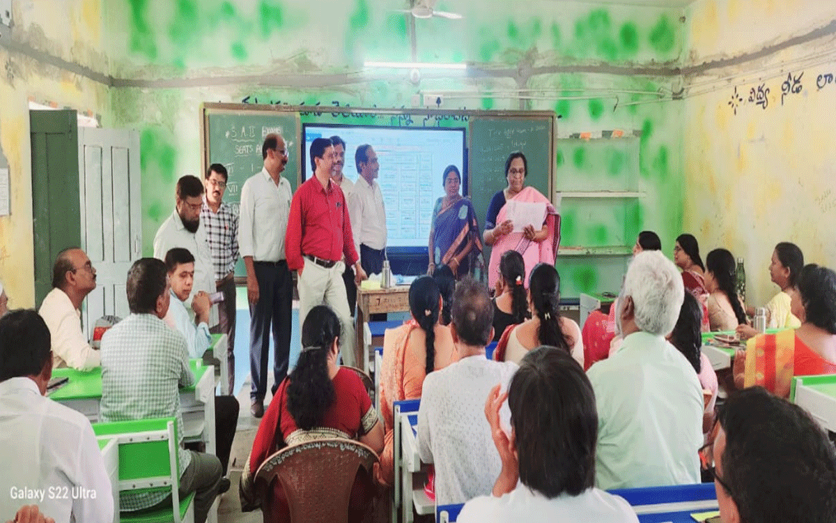 Bibinagar : ఉపాధ్యాయులు అంకితభావంతో పని చేయాలి : వయోజన విద్య డైరెక్టర్‌ ఉషారాణి