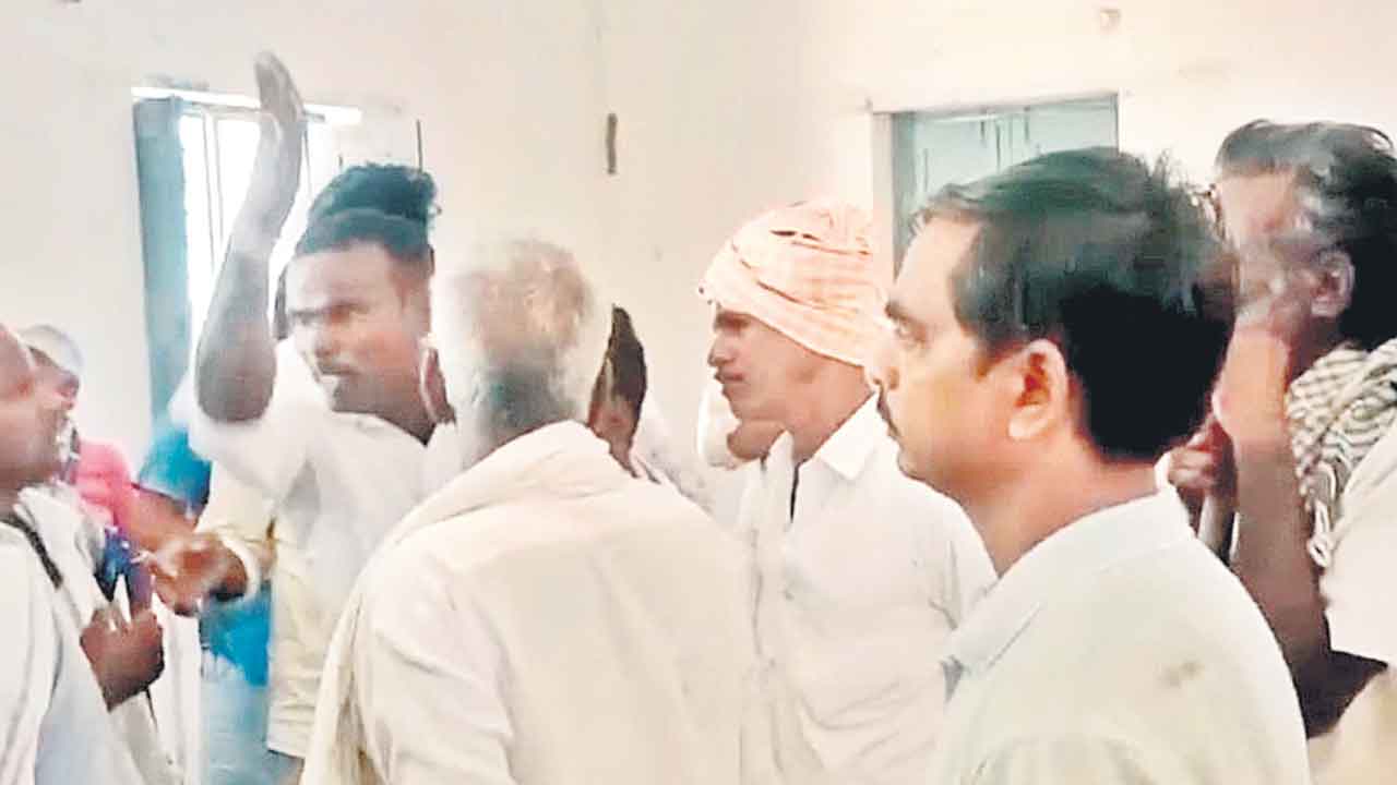 అనర్హులకే ఇందిరమ్మ ఇండ్లు.. వదల్‌పర్తి జీపీ వద్ద గ్రామస్తుల ఆందోళన