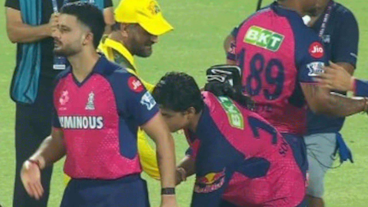 Vaibhav Suryavanshi: ధోనీ కాళ్లు మొక్కిన వైభ‌వ్ సూర్య‌వంశీ.. వీడియో