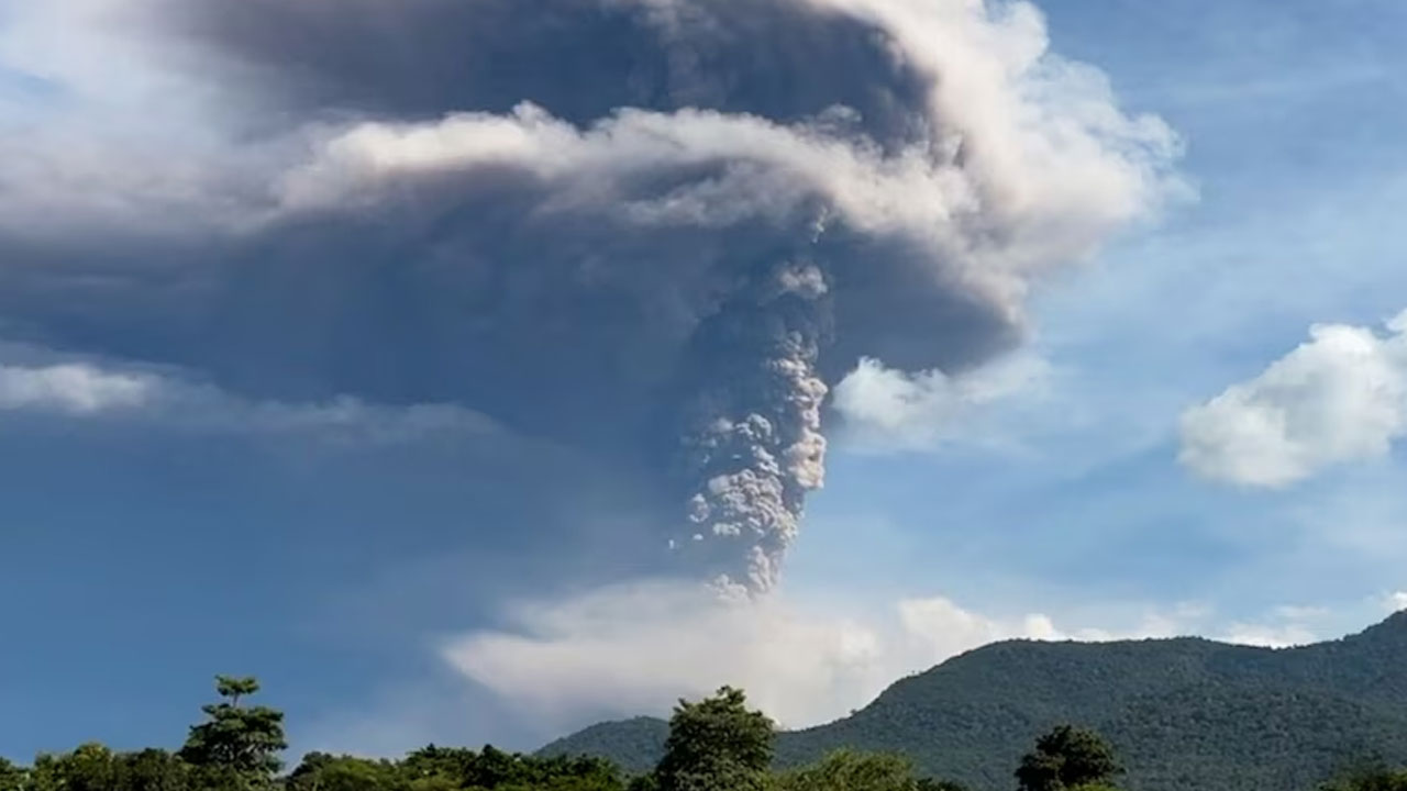 Indonesia | ఇండోనేషియాలో బద్దలైన లెవోటోబి లకి లకి అగ్నిపర్వతం.. 6 కిలోమీటర్ల వరకు కమ్మేసిన బూడిద