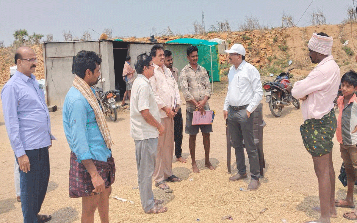 Motkur : ధాన్యం కొనుగోళ్లను వేగ‌వంతం చేయాలి : అడిషనల్ కలెక్టర్ వీరారెడ్డి