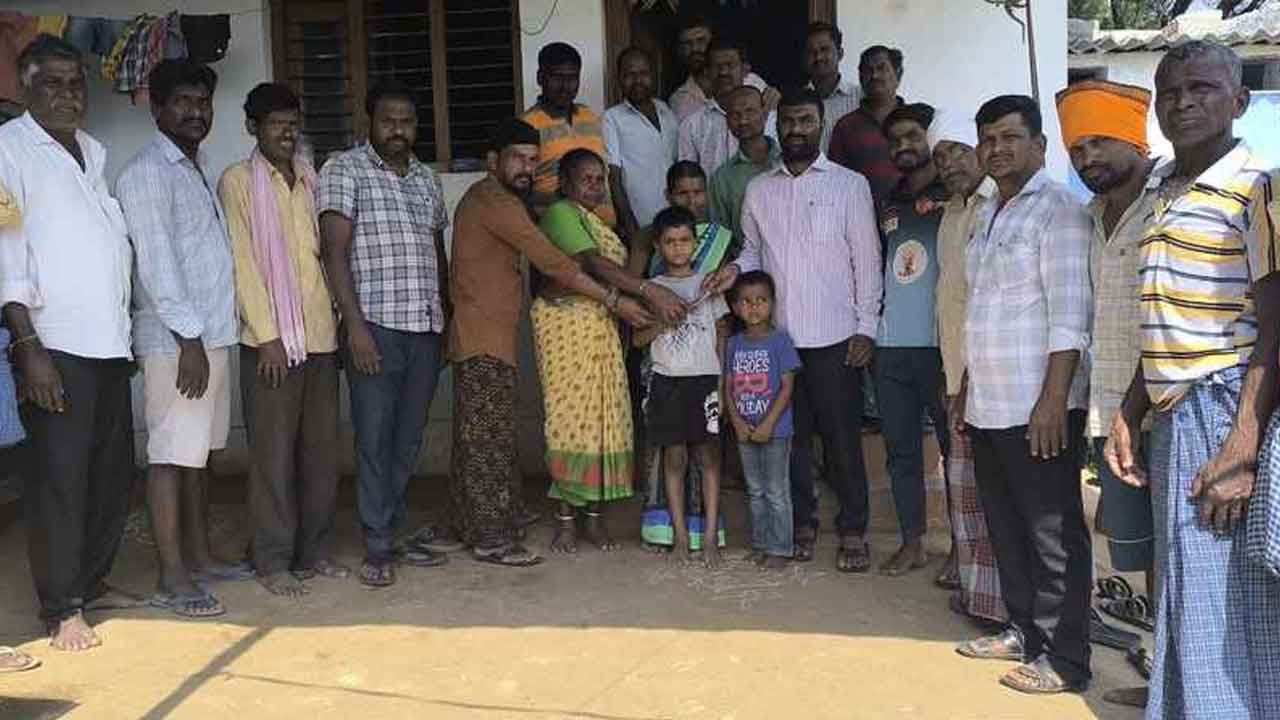 Veldanda | చిన్నారుల చదువులకు రూ.20వేలు ఆర్థిక సాయం అందజేసిన మాజీ సర్పంచ్