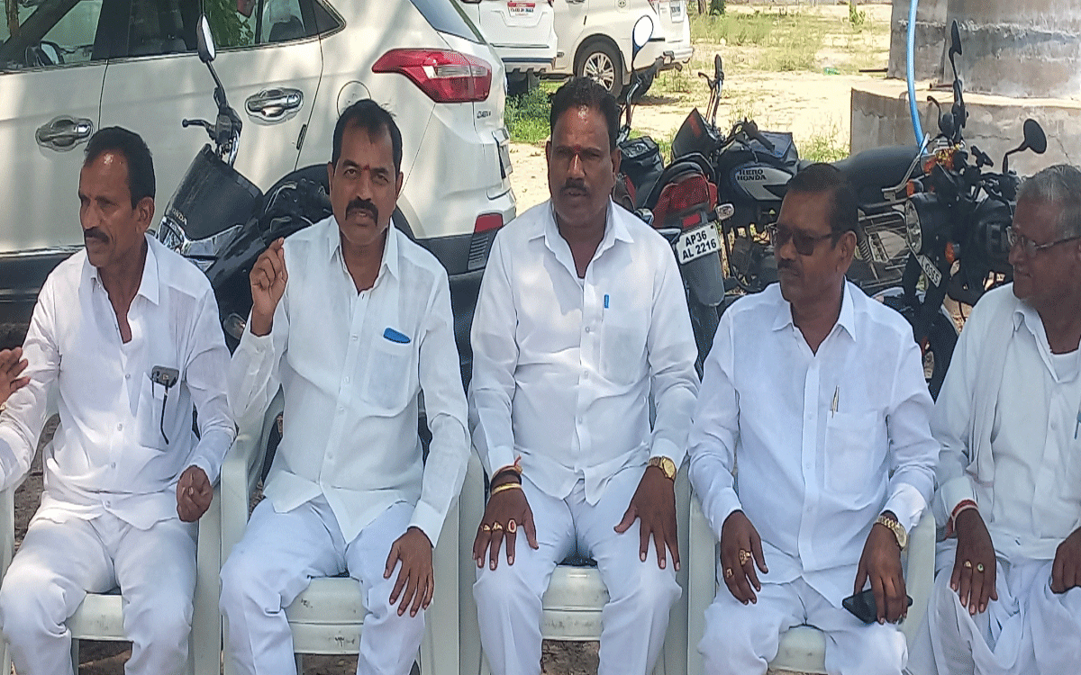 Aleru Town : గుట్ట‌లోని చండీశ్వర భవనాన్ని స్వాధీనం చేసుకుంటాం : క‌ర్రె వెంక‌ట‌య్య‌