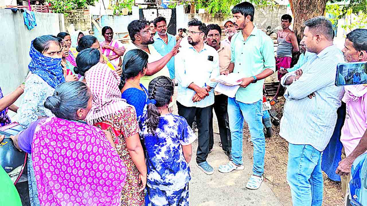 అనర్హులకు ఇందిరమ్మ ఇండ్లపై నిరసన