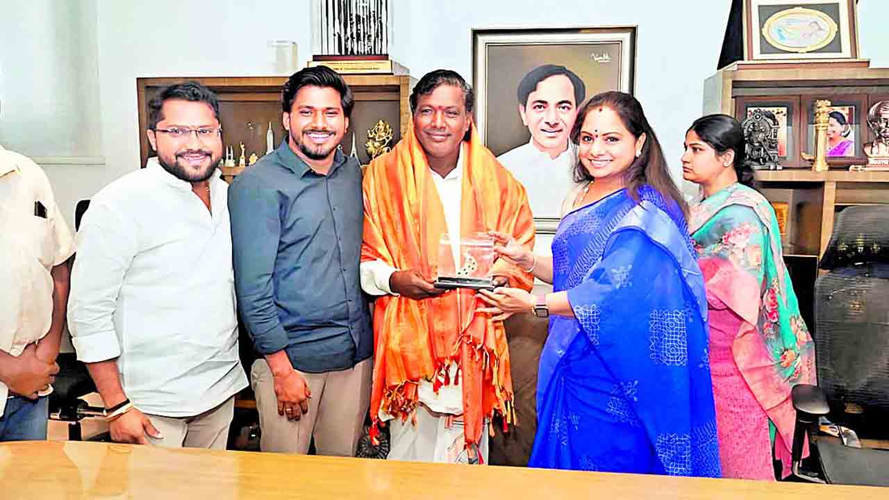 పద్మశ్రీ గడ్డం సమ్మయ్యకు ఎమ్మెల్సీ కవిత సన్మానం