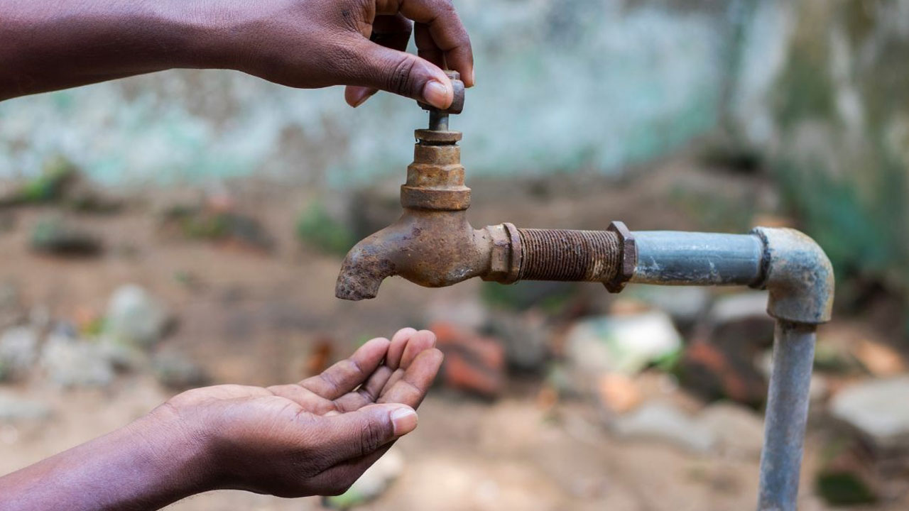 Drinking Water | నీళ్ల కోసం నిరసన.. ఖాళీ బిందెలతో రోడ్డెక్కిన ఇందిరమ్మ కాలనీ వాసులు