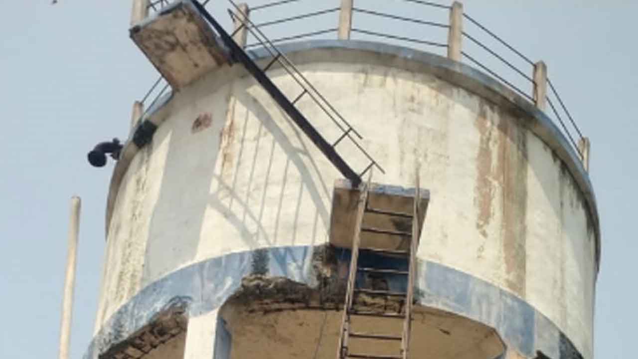 Water tank | పాఠశాలలో శిథిలావస్థకు చేరిన వాటర్‌ ట్యాంక్‌.. భయందోళనలలో విద్యార్థులు