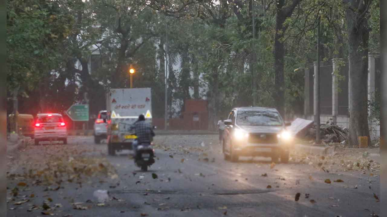 ఢిల్లీలో ఈదురు గాలుల వర్షం