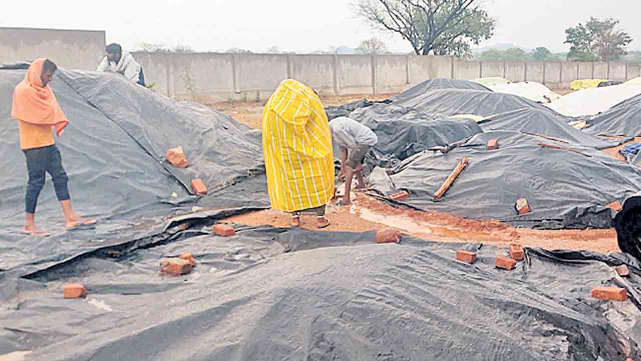 కొనుగోలు కేంద్రాల్లో దళారులదే రాజ్యం