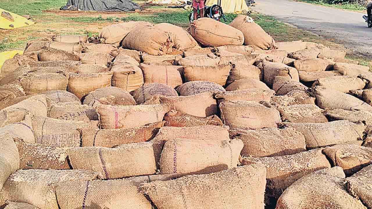 తడిసిన ధాన్యం కొనాలని రోడ్డెక్కిన రైతులు