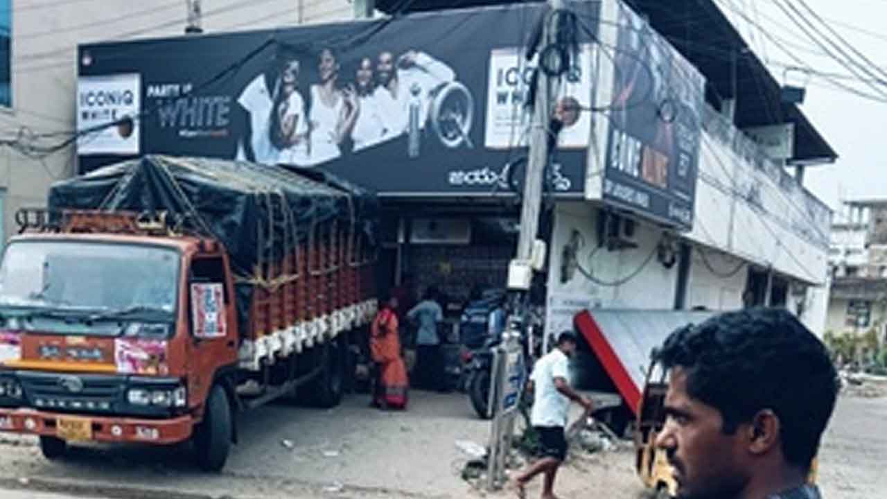 Mahabubabad | నిబంధనలు ఉల్లంఘించి యథేచ్ఛగా వైన్ షాప్ అమ్మకాలు..! చర్యలు తీసుకోవాలని స్థానికుల డిమాండ్‌