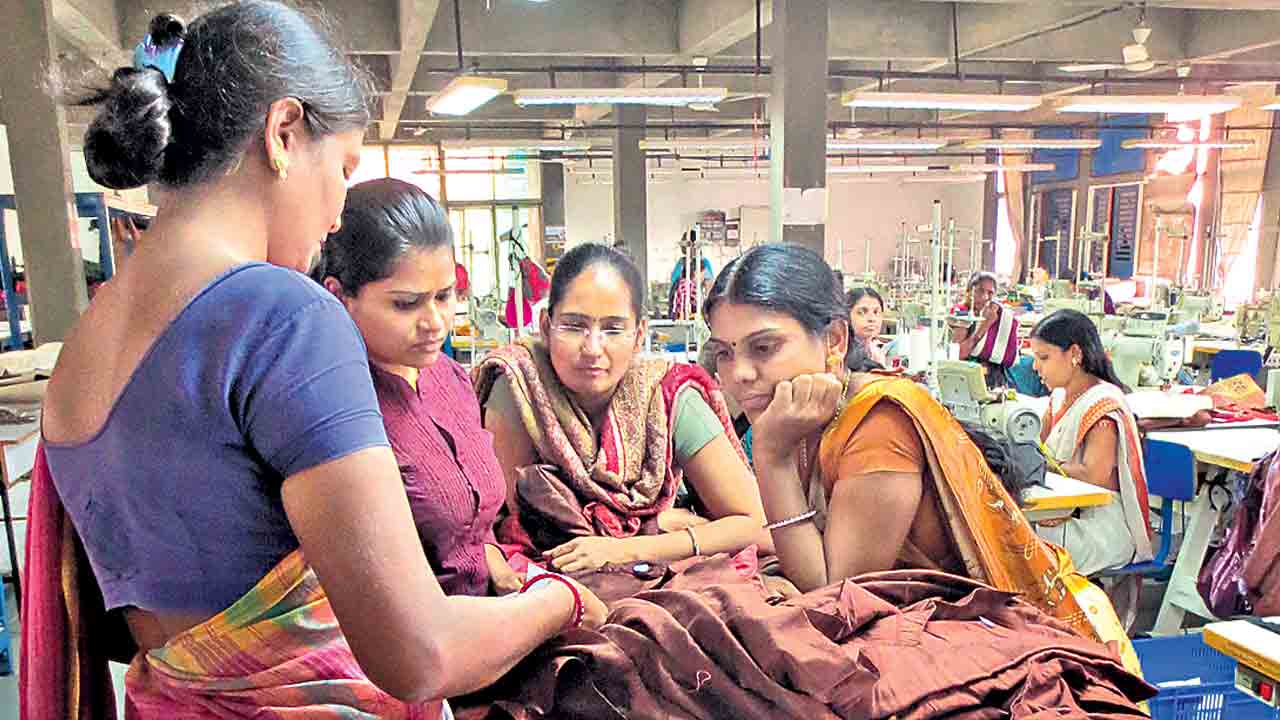 అక్కడే ఆగిపోతున్నారు..