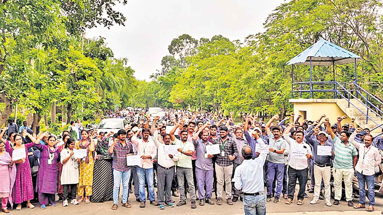 యూపీ డిస్కంల ప్రైవేటీకరణపై కార్మికుల కన్నెర్ర