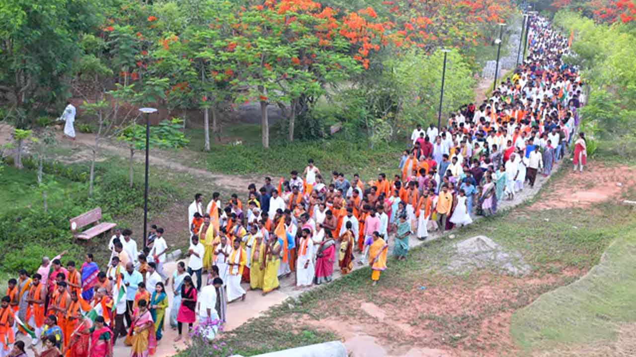Yadagirigutta | యాదగిరిగుట్టలో గిరిప్రదక్షిణ.. పెద్దసంఖ్యలో పాల్గొన్న భక్తులు