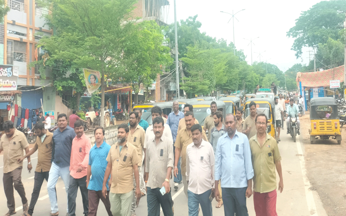 Yellandu : అప్పుల బాధతో ఆటో డ్రైవర్ ఆత్మహత్య