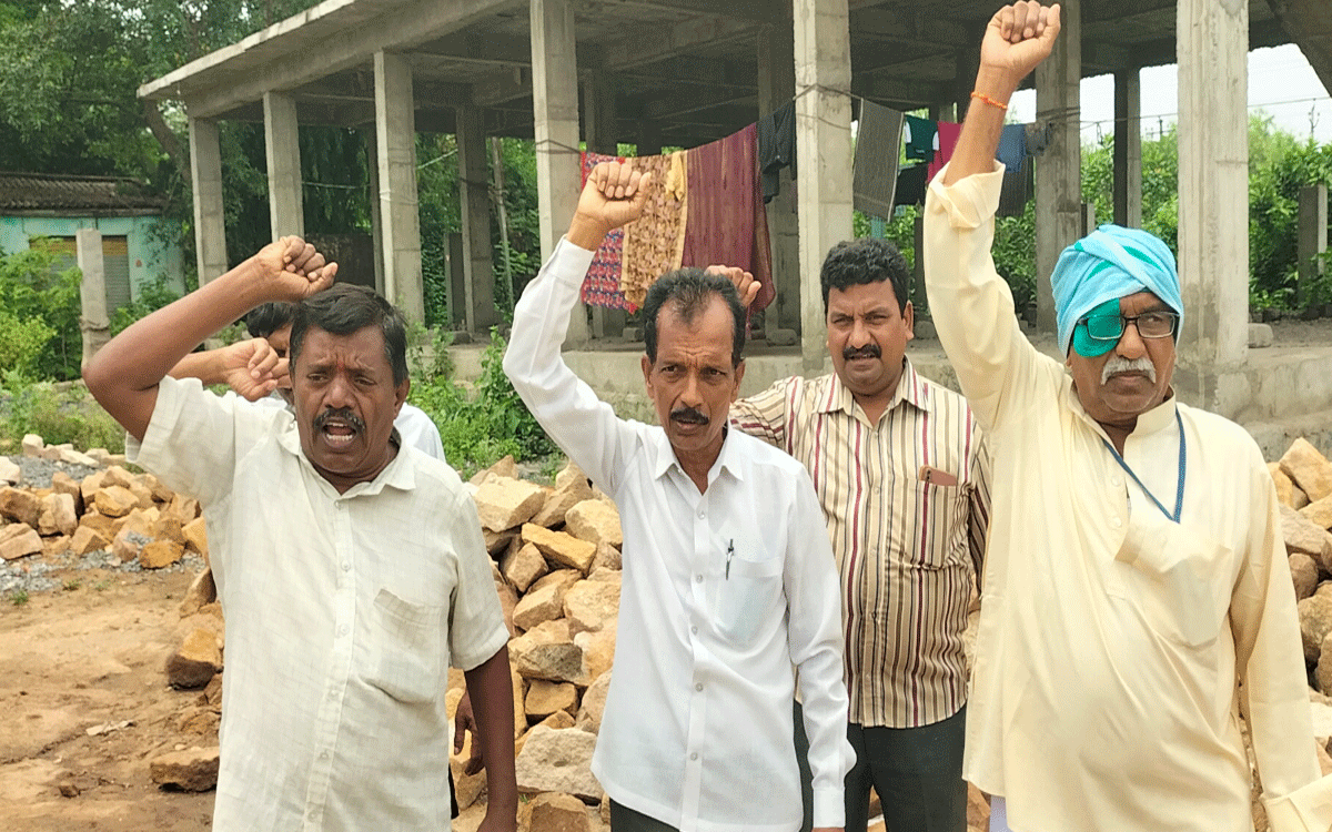 Yellandu : ఇల్లెందులో ధోబీ ఘాట్ స్థలం ఆక్రమణ, న్యాయం చేయాలని నిరసన