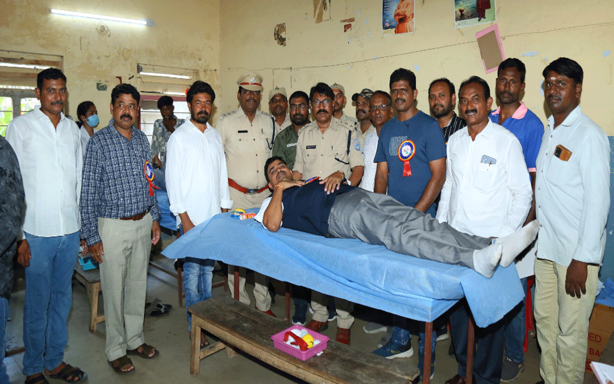 Kothagudem Urban : ఆరోగ్యంగా ఉన్న ప్రతీ ఒక్కరు రక్తదానం చేయొచ్చు : ఆర్టీఓ సంగం వెంక‌ట పుల్ల‌య్య‌