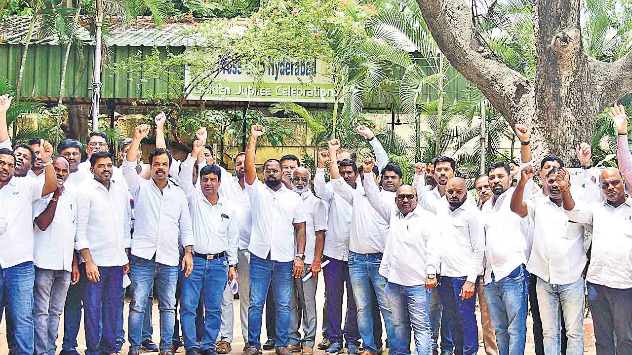 అయినోళ్లకే అందలం!