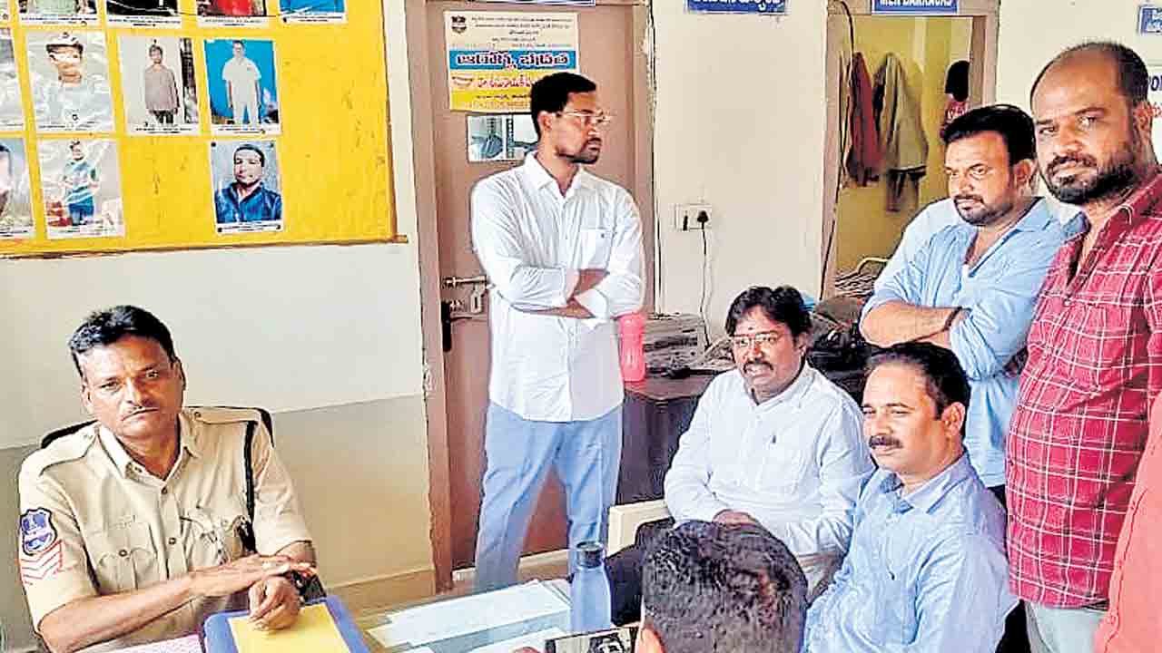 ఒక సంతకం..4 గంటలు.. తెలంగాణ డిజిటల్‌ మీడియా మాజీ డైరెక్టర్‌ కొణతం దిలీప్‌కు ఖానాపూర్‌ పీఎస్‌లో తప్పని నిరీక్షణ