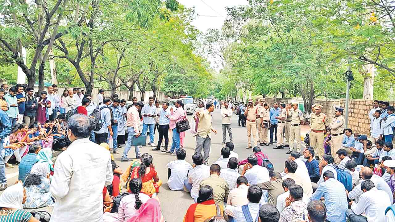 ఇంటర్వ్యూ వాయిదా నిరుద్యోగుల ఆందోళన