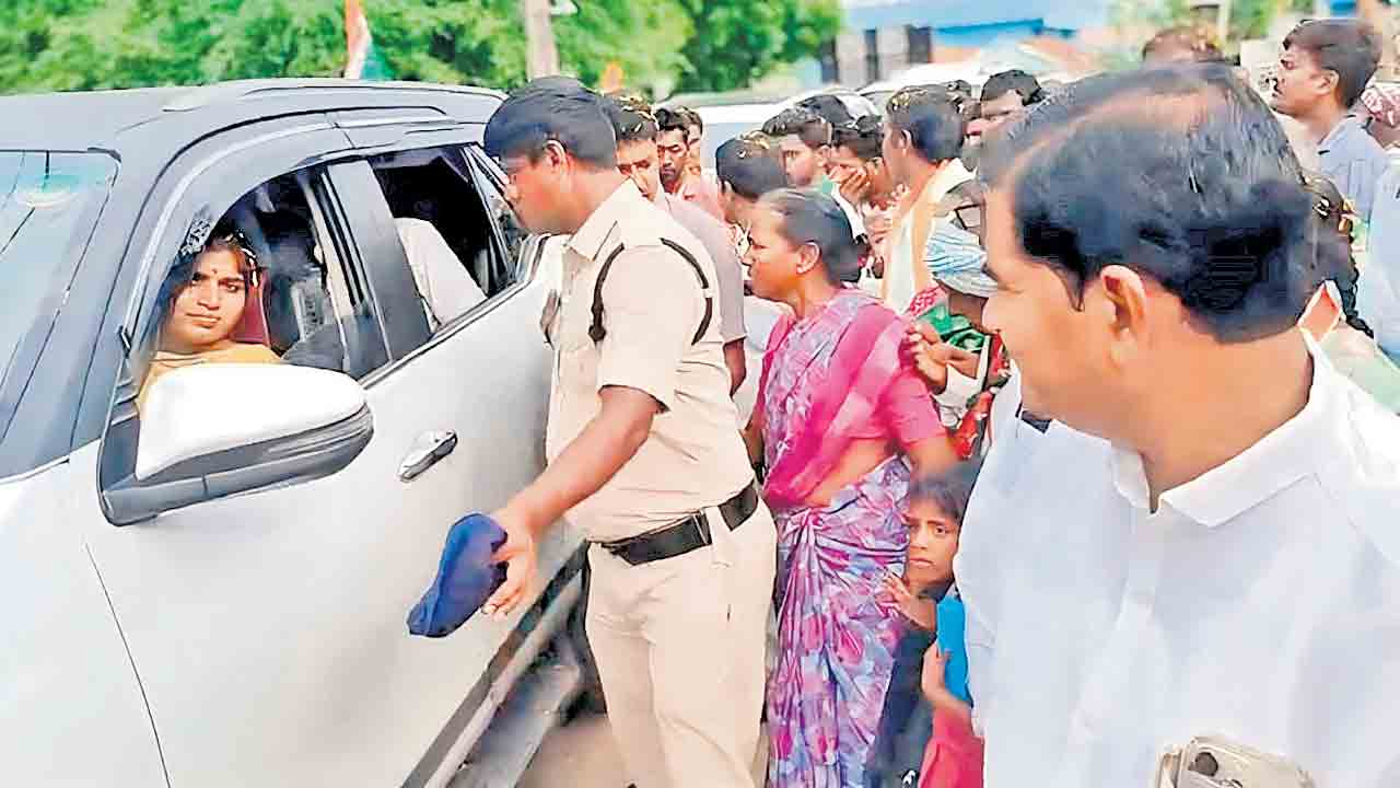 ఎమ్మెల్యే యశస్వినీరెడ్డిని నిలదీసిన ప్రజలు