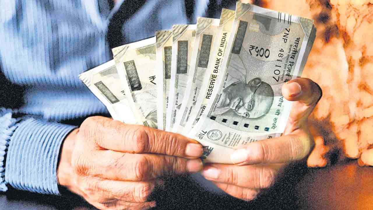 ఉద్యోగంలో చేరిన 8 నెలలకు జీతాలపై స్పష్టత
