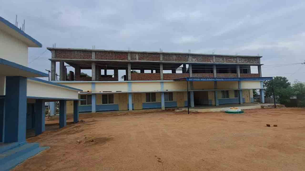 బీఆర్‌ఎస్‌ హయాంలో మంజూరైనా.. లింగంపల్లిలో నిలిచిపోయిన అభివృద్ధి పనులు