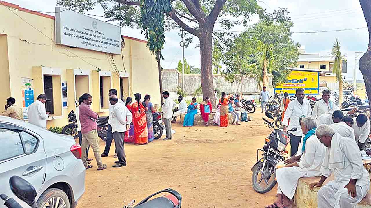 సర్వర్‌ డౌన్‌.. నిలిచిన రిజిస్ట్రేషన్లు.. పైలట్‌ ప్రాజెక్టుగా ఎంపికైన మండలంలోనూ తిప్పలే