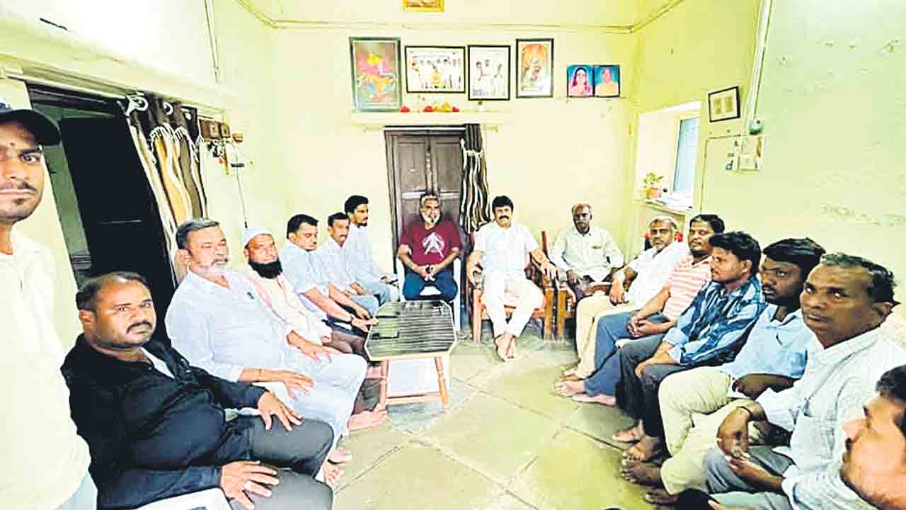 కాంగ్రెస్‌ నాయకులు బీఆర్‌ఎస్‌ రాష్ట్ర మీడియా