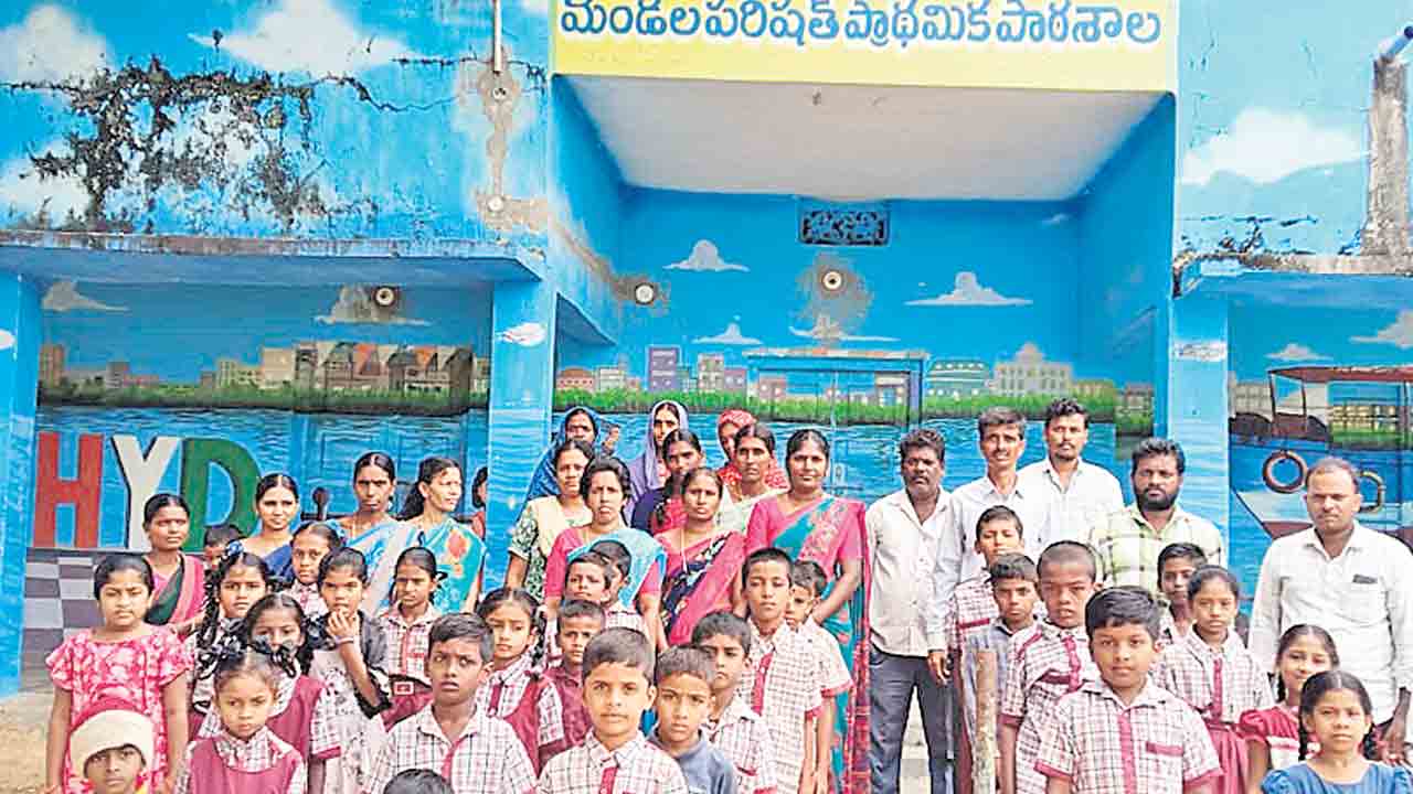 40 మంది విద్యార్థులకు ఒక్క టీచరేనా?