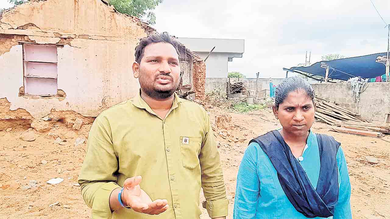 ఇండ్ల జాబితాలో మా పేర్లేవి?