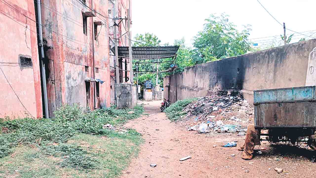 వేయని రోడ్డుకు బిల్లు.. ఖజానాకు చిల్లు