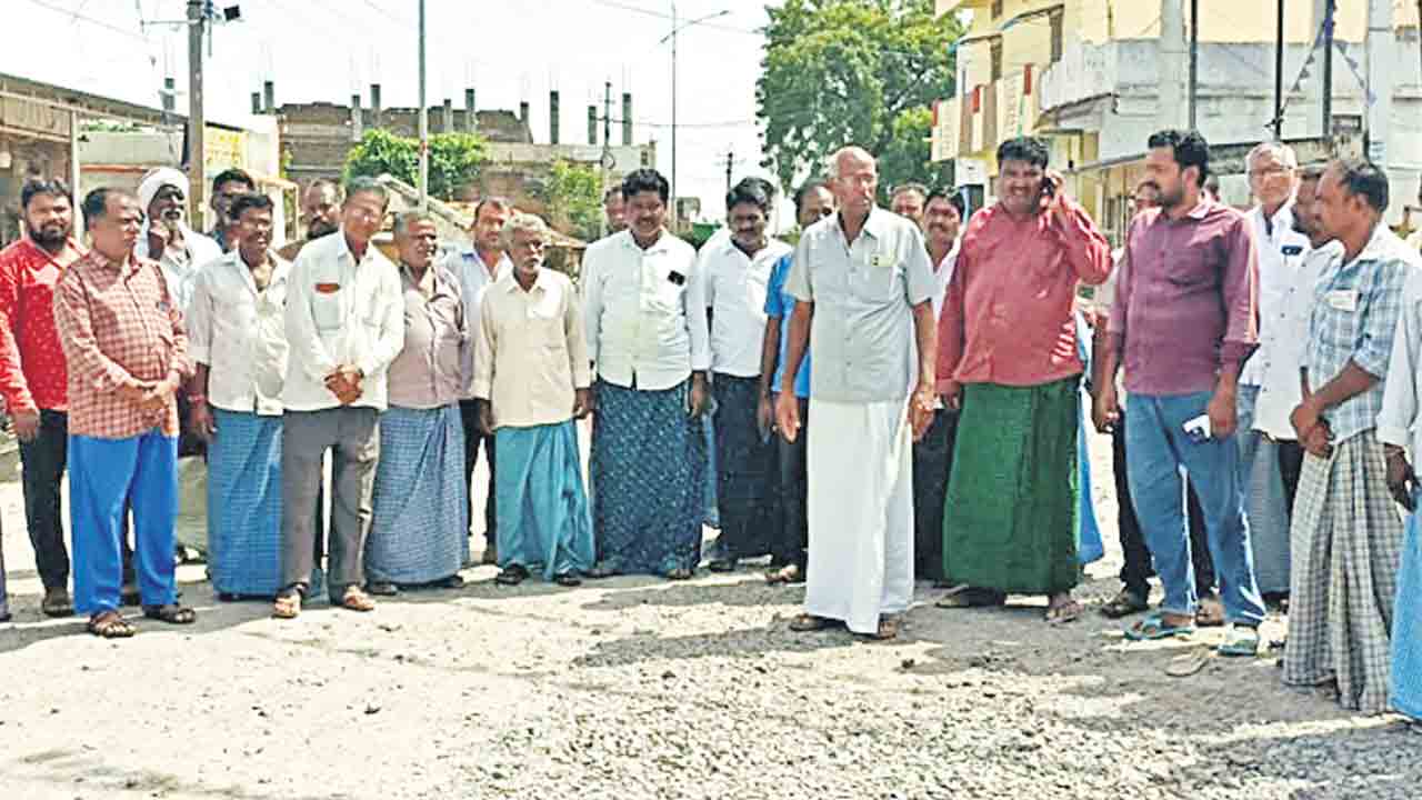 బీటీ రోడ్డు నిర్మాణం పూర్తి చేయాలి