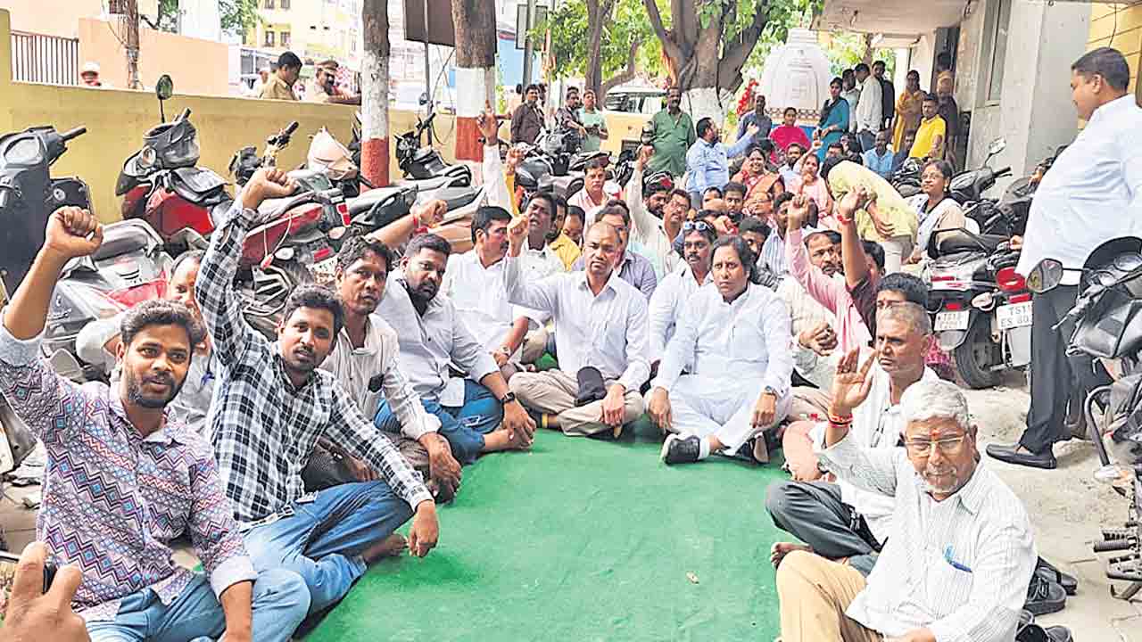 కాంగ్రెస్‌ కార్పొరేటర్‌ దౌర్జన్యం