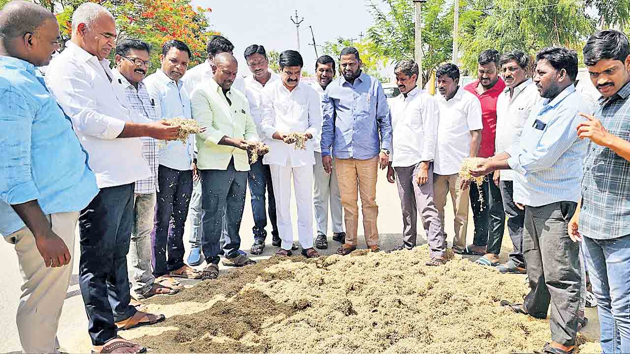 ప్రభుత్వ నిర్లక్ష్యంతోనే రైతులకు కష్టాలు