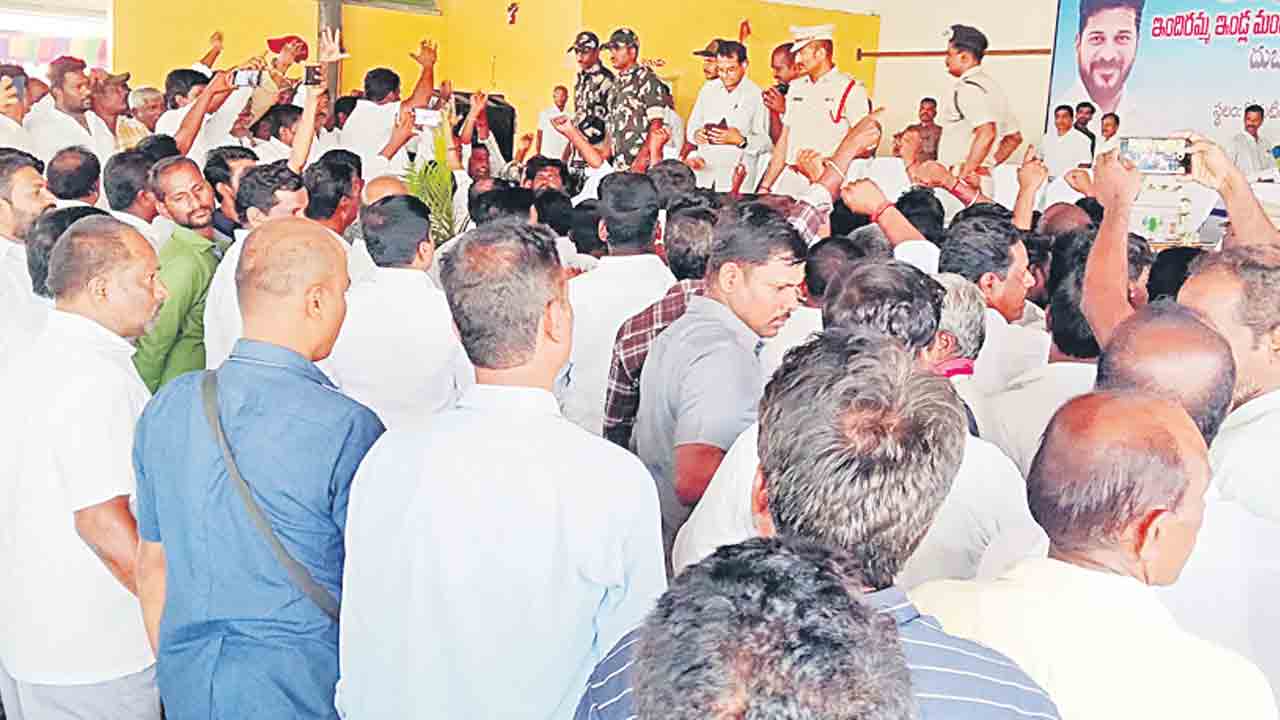 రసాభాసగా ప్రొసీడింగ్‌ పత్రాల పంపిణీ