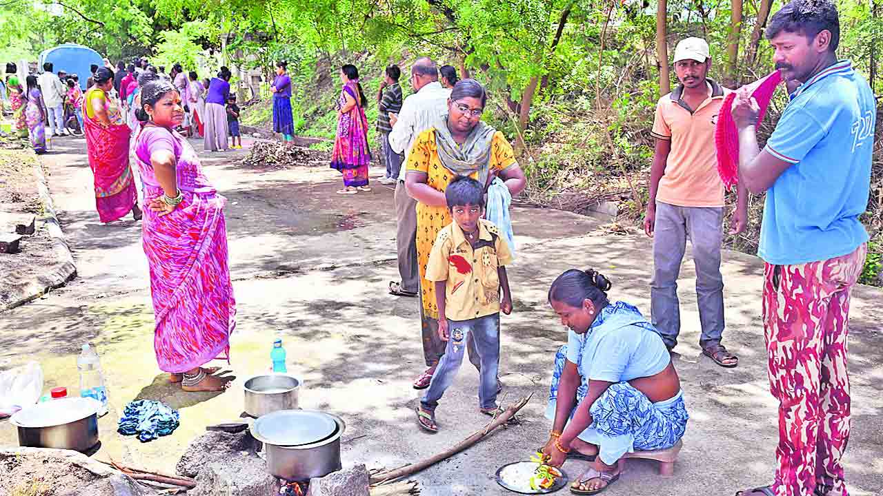 ‘డబుల్‌’ ఇళ్ల పంపిణీలో మీనమేషాలు