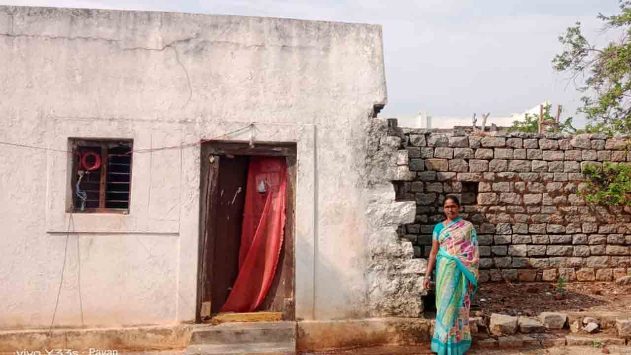 అర్హులకు దక్కని ఇందిరమ్మ ఇండ్లు