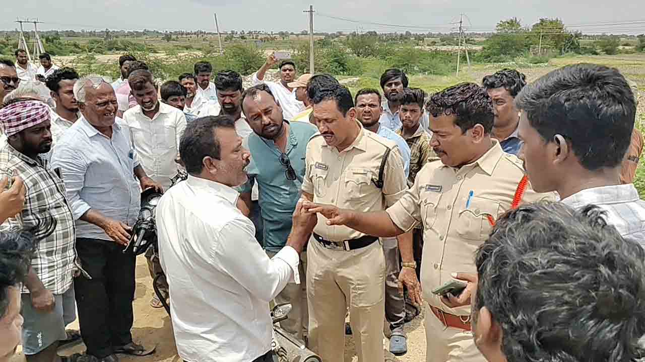 అక్రమంగా ఇసుక తరలిస్తున్న రాఘవ కన్‌స్ట్రక్షన్‌