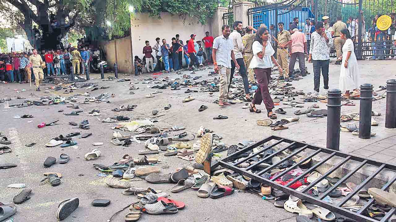 విచక్షణ కోల్పోయిన అభిమానం