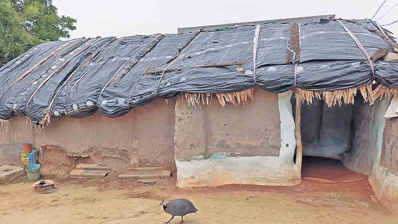 కాంగ్రెస్‌ కార్యకర్తల కుటుంబాలకే ఇందిరమ్మ ఇండ్లా..?