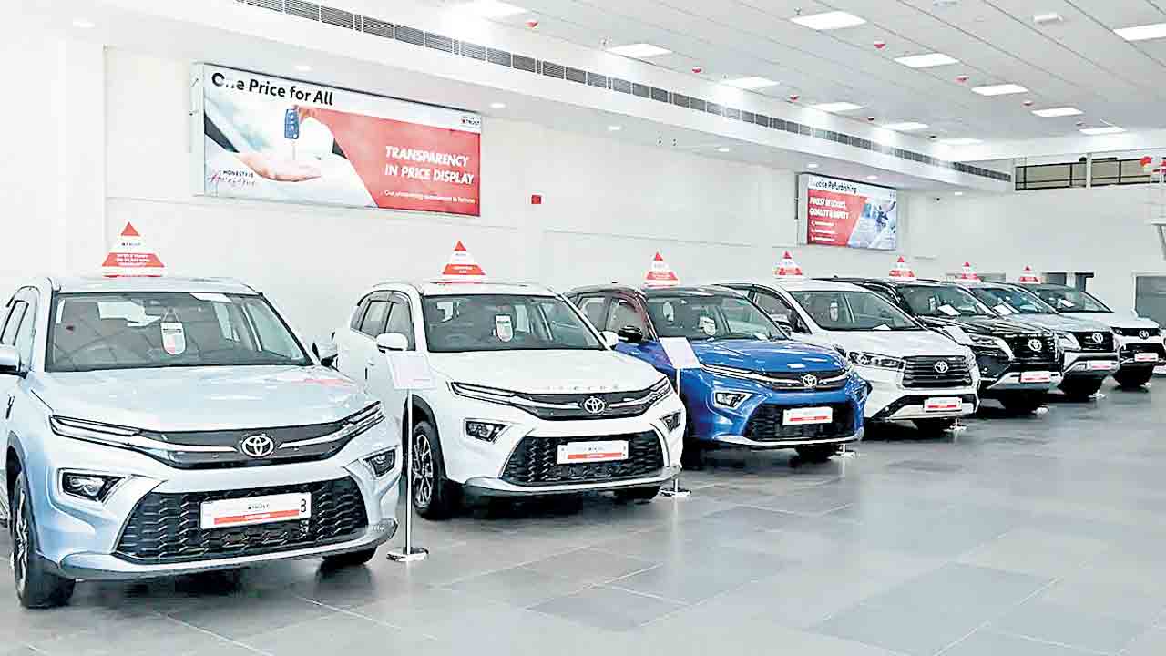 కార్లు కొంటలేరు.. డీలర్ల వద్ద పేరుకుపోయిన రూ.52 వేల కోట్ల ఇన్వెంటరీస్‌!