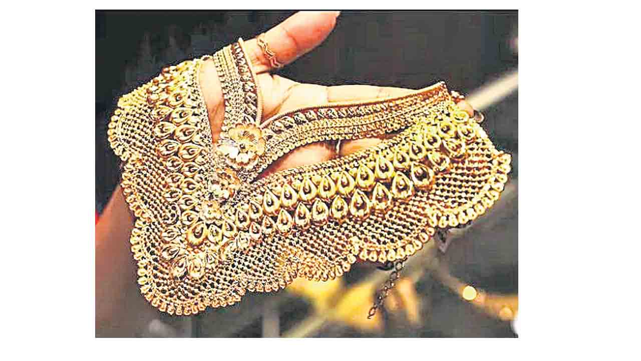 లక్ష దాటిన పుత్తడి