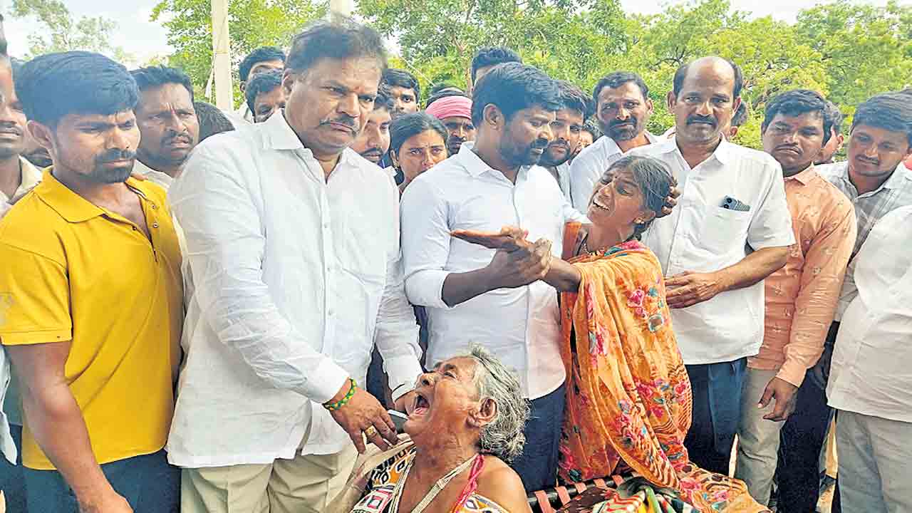 గడువియ్యకుండా ఇండ్లెట్ల కూలుస్తరు?