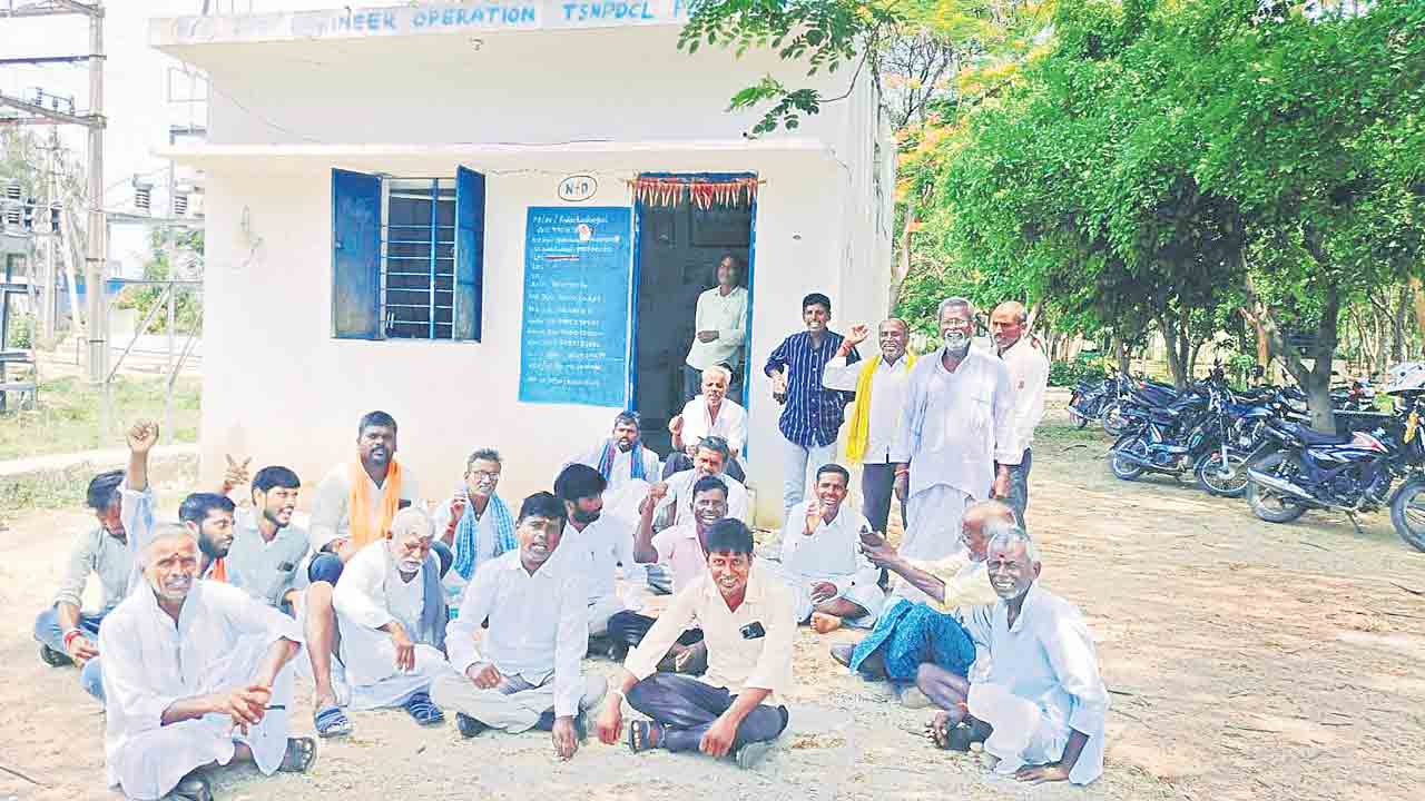 సబ్‌స్టేషన్‌ ఎదుట రైతుల ధర్నా