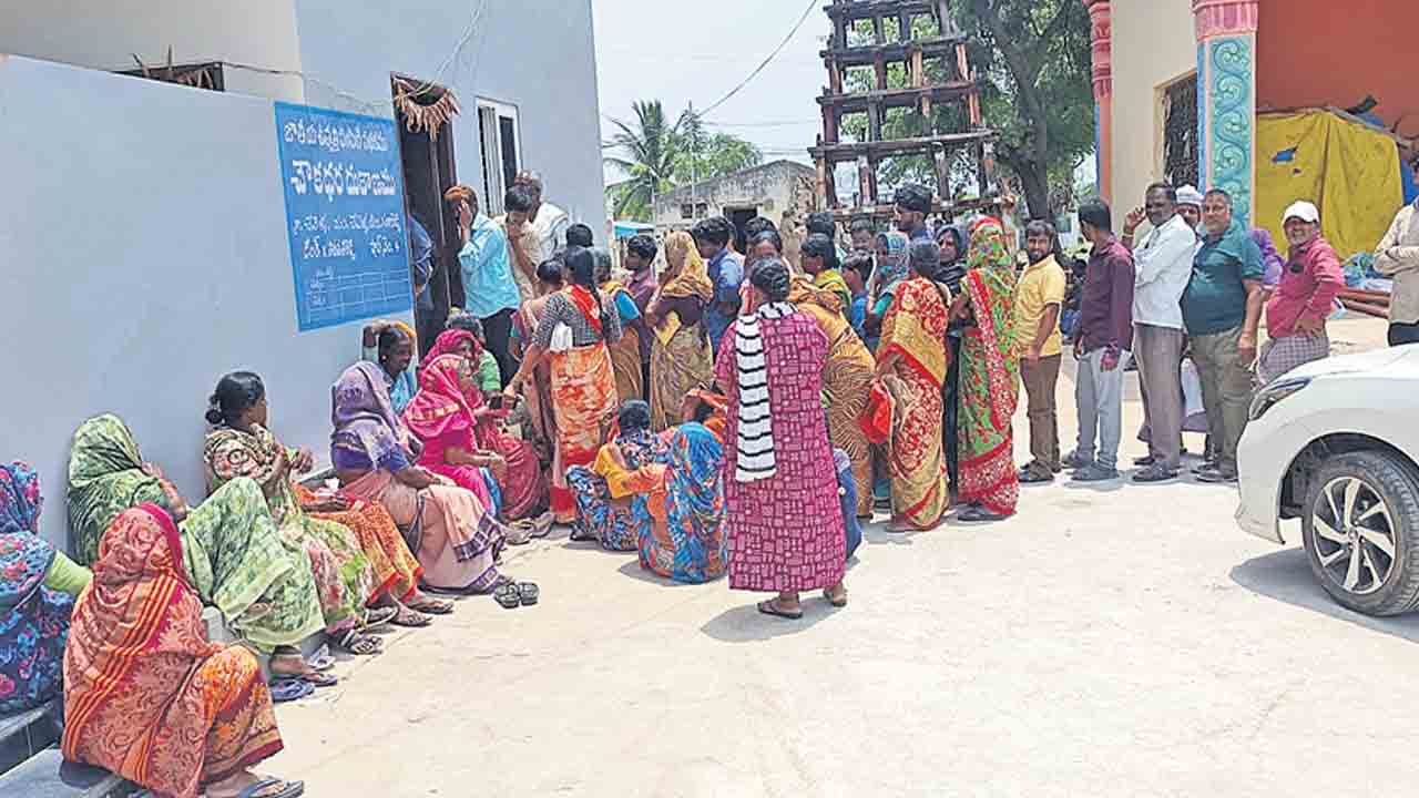 రేషన్‌ కోసం బారులు