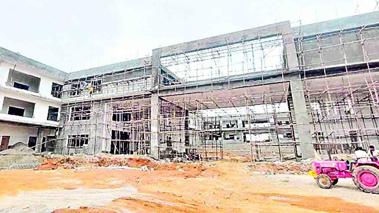 పర్యవేక్షణ లోపం.. పనుల్లో జాప్యం